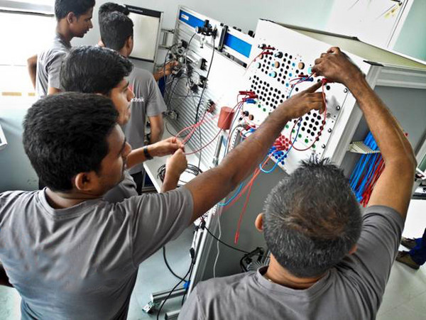 Schüler in der neu errichteten technischen Schule in Sri Lanka