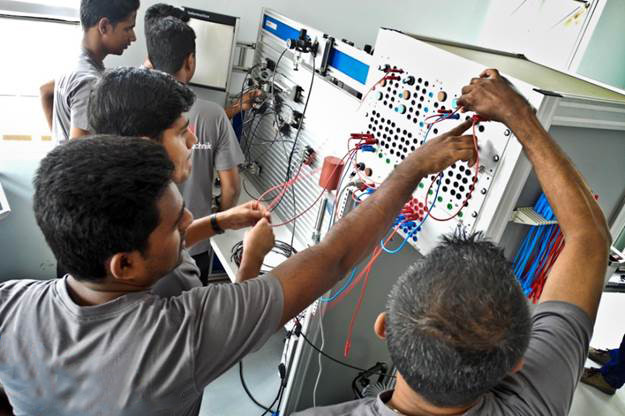 Schüler in der neu errichteten technischen Schule in Sri Lanka
