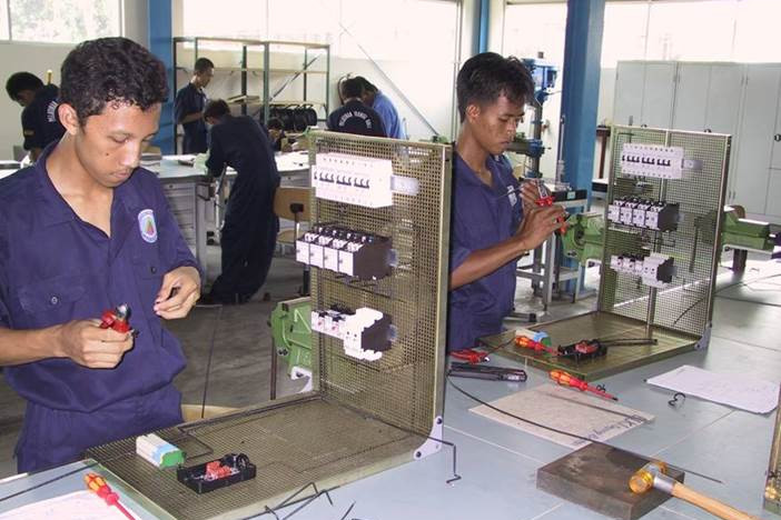 Lieferung von Labor- und Werkstätten Ausrüstungen für technische Schulen 