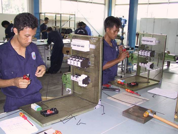 Lieferung von Labor- und Werkstätten Ausrüstungen für technische Schulen 