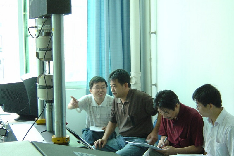 vier chinesische Männer in einem Trainingsraum in der UNIVERSITY OF PANZHIHUA