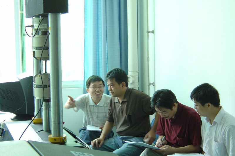 vier chinesische Männer in einem Trainingsraum in der UNIVERSITY OF PANZHIHUA