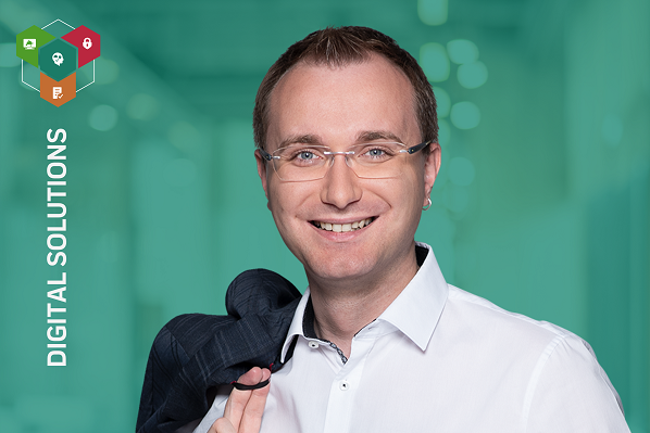 Portrait Philipp Höflinger, mit Digital Solutions Logo und Schriftzug