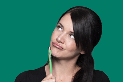 junge Frau hält sich überlegend Stift zum Gesicht grüner Hintergrund