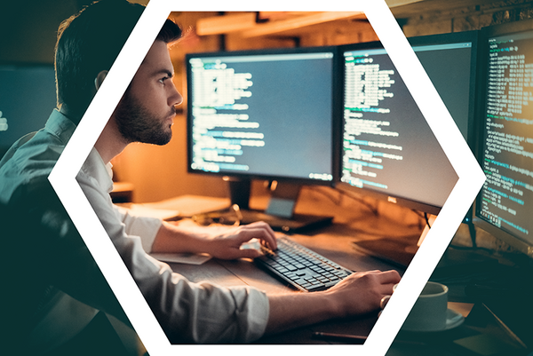 Computerexperte sitzt vor Bildschirm 