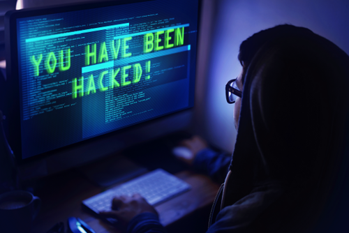 Hacker vor einem Bildschirm