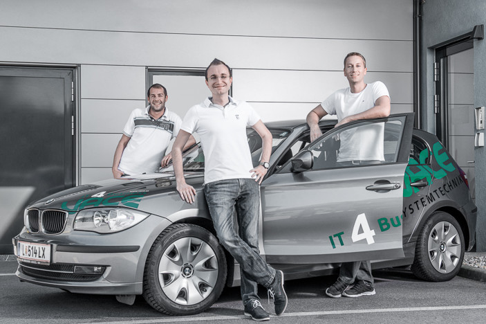 Drei Männer bei einem VACE BMW-Firmenauto