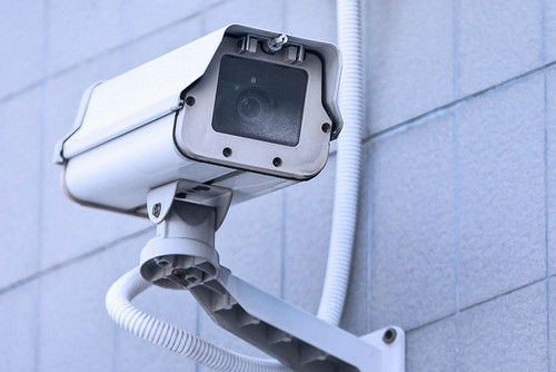 Überwachungskamera auf grauer Hauswand