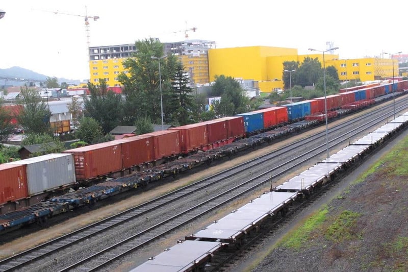 Zuggleise und Zug mit unzähligen Containern beladen  