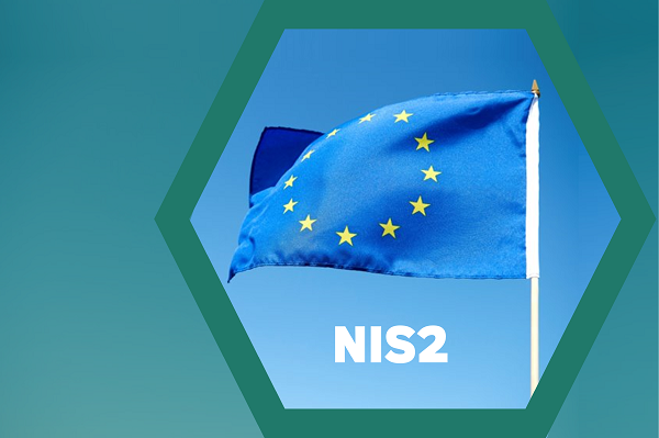 EU Flagge mit Schritzug NIS2 in Hexagon 