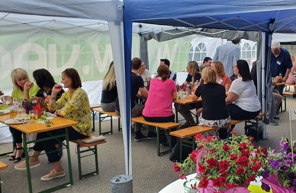 VACE Team im Zelt an Biertischen in unterhaltsamer Atmosphäre