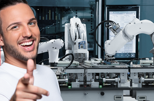 Mann vor großer Maschine, Automatisierungstechnik