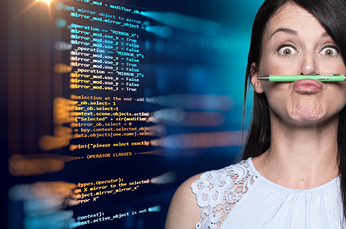 Frau mit eingeklemmten Stift zwischen Mund und Nase vor Software Programm